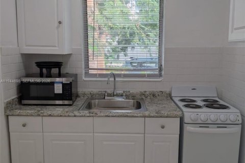 House in Miami, Florida 1 bedroom № 2003428 - photo 3