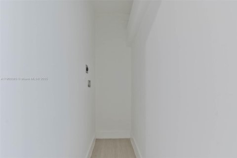 Apartamento en alquiler en Miami, Florida, 2 dormitorios, 1235.79 m2 № 1952062 - foto 4