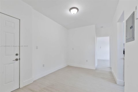 Apartamento en alquiler en Miami, Florida, 2 dormitorios, 1235.79 m2 № 1952062 - foto 14
