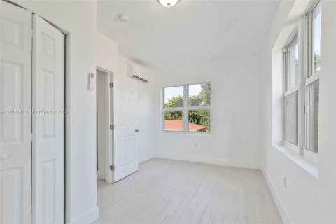 Apartamento en alquiler en Miami, Florida, 2 dormitorios, 1235.79 m2 № 1952062 - foto 12