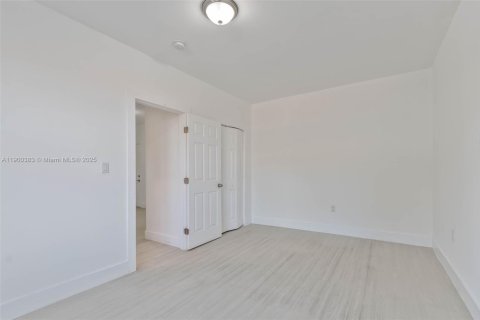 Apartamento en alquiler en Miami, Florida, 2 dormitorios, 1235.79 m2 № 1952062 - foto 11