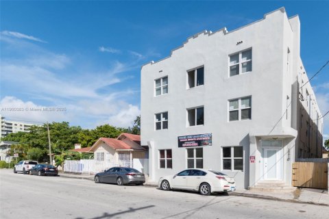 Apartamento en alquiler en Miami, Florida, 2 dormitorios, 1235.79 m2 № 1952062 - foto 1