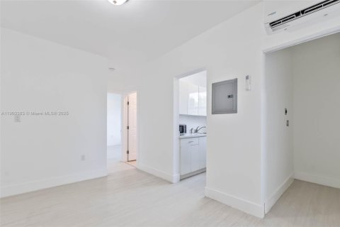 Apartamento en alquiler en Miami, Florida, 2 dormitorios, 1235.79 m2 № 1952062 - foto 3