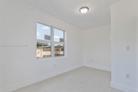 Apartamento en alquiler en Miami, Florida, 2 dormitorios, 1235.79 m2 № 1952062 - foto 13