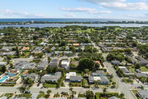 House in Lake Worth, Florida 3 bedrooms, 122.91 sq.m. № 1182594 - photo 1