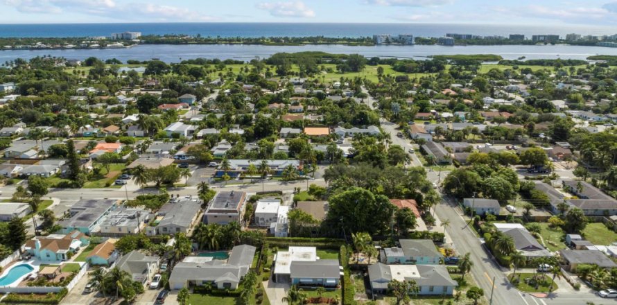 House in Lake Worth, Florida 3 bedrooms, 122.91 sq.m. № 1182594