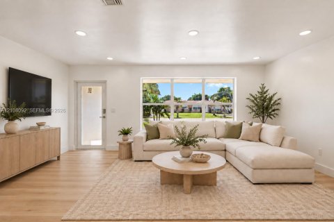 House in Lauderhill, Florida 4 bedrooms, 142.05 sq.m. № 2420675 - photo 8