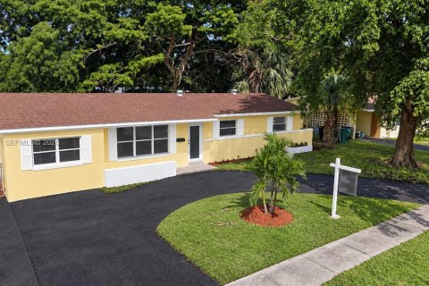 House in Lauderhill, Florida 4 bedrooms, 142.05 sq.m. № 2420675 - photo 2