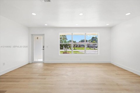 House in Lauderhill, Florida 4 bedrooms, 142.05 sq.m. № 2420675 - photo 7