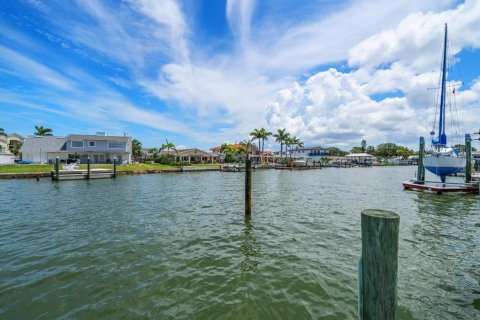 House in Largo, Florida 2 bedrooms, 237.18 sq.m. № 1783107 - photo 7
