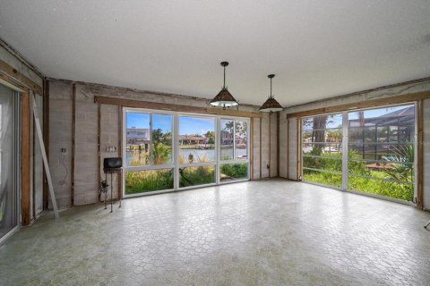 House in Largo, Florida 2 bedrooms, 237.18 sq.m. № 1783107 - photo 17