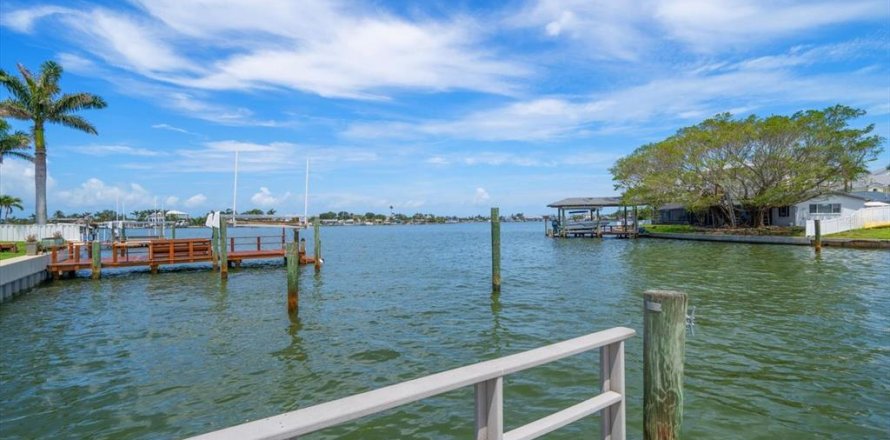 House in Largo, Florida 2 bedrooms, 237.18 sq.m. № 1783107