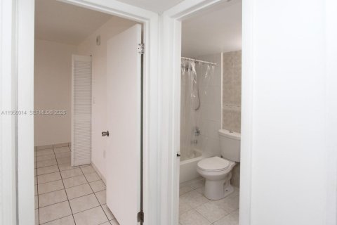 Apartamento en alquiler en Miami, Florida, 1 dormitorio, 72.09 m2 № 2010467 - foto 14
