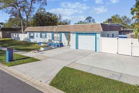 House in Largo, Florida 3 bedrooms, 120.22 sq.m. № 2206988 - photo 3
