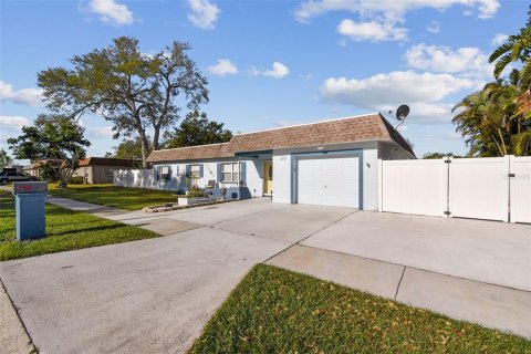 House in Largo, Florida 3 bedrooms, 120.22 sq.m. № 2206988 - photo 10