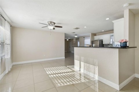 House in Largo, Florida 3 bedrooms, 120.22 sq.m. № 2206988 - photo 21