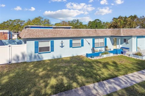 House in Largo, Florida 3 bedrooms, 120.22 sq.m. № 2206988 - photo 8