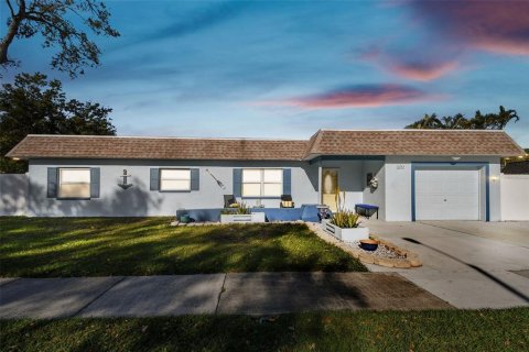 House in Largo, Florida 3 bedrooms, 120.22 sq.m. № 2206988 - photo 2
