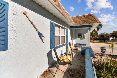 House in Largo, Florida 3 bedrooms, 120.22 sq.m. № 2206988 - photo 17