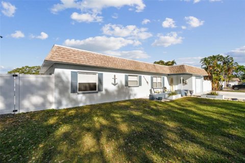 House in Largo, Florida 3 bedrooms, 120.22 sq.m. № 2206988 - photo 13