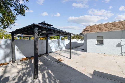 House in Largo, Florida 3 bedrooms, 120.22 sq.m. № 2206988 - photo 7