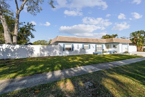 House in Largo, Florida 3 bedrooms, 120.22 sq.m. № 2206988 - photo 12