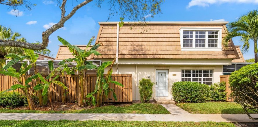 Townhouse in Palm Beach Gardens, Florida 3 bedrooms, 161.65 sq.m. № 2392572