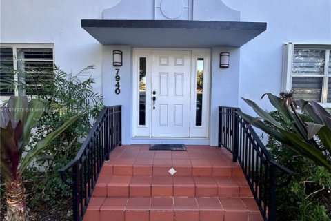 Condominio en alquiler en Miami, Florida, 2 dormitorios, 74.32 m2 № 1970193 - foto 1