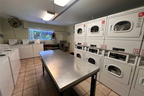 Condominio en alquiler en Miami, Florida, 2 dormitorios, 74.32 m2 № 1970193 - foto 10