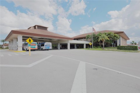 Снять в аренду кондоминиум в Пемброк-Пайнс, Флорида 1 спальня, 75.34м2, № 1987746 - фото 24