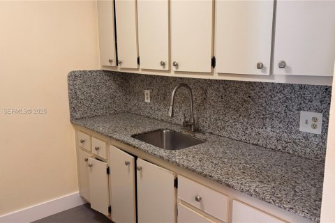 Снять в аренду кондоминиум в Пемброк-Пайнс, Флорида 1 спальня, 75.34м2, № 1987746 - фото 8