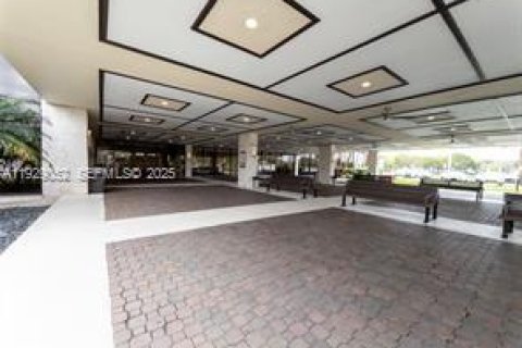 Снять в аренду кондоминиум в Пемброк-Пайнс, Флорида 1 спальня, 75.34м2, № 1987746 - фото 25