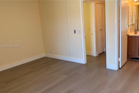 Снять в аренду кондоминиум в Пемброк-Пайнс, Флорида 1 спальня, 75.34м2, № 1987746 - фото 14