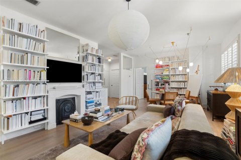 Condo in Coral Gables, Florida, 1 bedroom  № 2089707 - photo 9