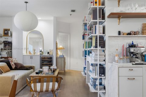 Condo in Coral Gables, Florida, 1 bedroom  № 2089707 - photo 17