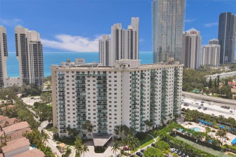 Condo in Sunny Isles Beach, Florida, 2 bedrooms  № 1864966 - photo 1