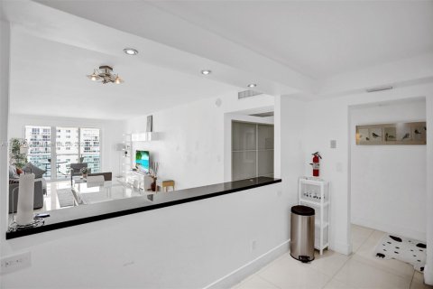 Condo in Sunny Isles Beach, Florida, 2 bedrooms  № 1864966 - photo 24