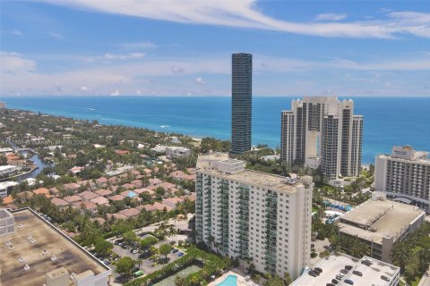 Condo in Sunny Isles Beach, Florida, 2 bedrooms  № 1864966 - photo 30