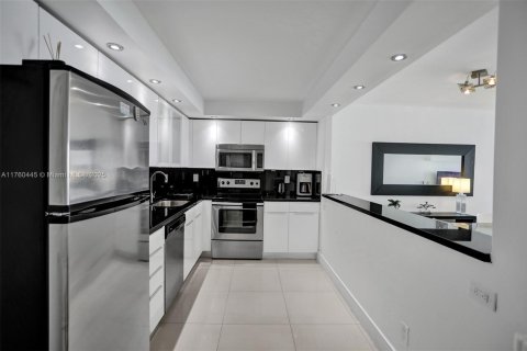Condo in Sunny Isles Beach, Florida, 2 bedrooms  № 1864966 - photo 23