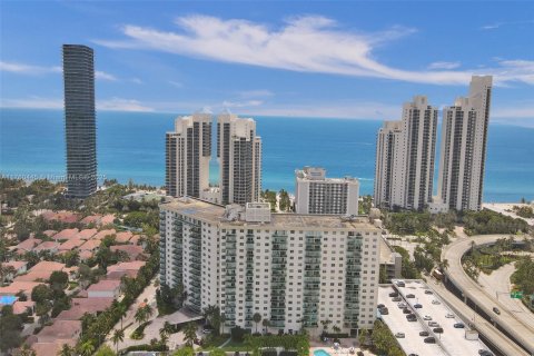 Condo in Sunny Isles Beach, Florida, 2 bedrooms  № 1864966 - photo 3