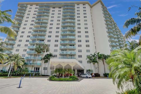 Condo in Sunny Isles Beach, Florida, 2 bedrooms  № 1864966 - photo 4