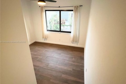 Immobilier commercial à vendre à Miami, Floride: 263.19 m2 № 1954462 - photo 19