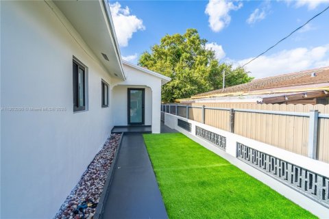 Immobilier commercial à vendre à Miami, Floride: 263.19 m2 № 1954462 - photo 2