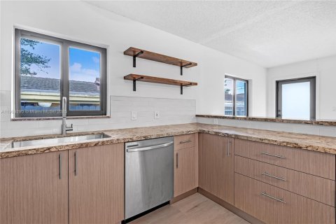 Immobilier commercial à vendre à Miami, Floride: 263.19 m2 № 1954462 - photo 5