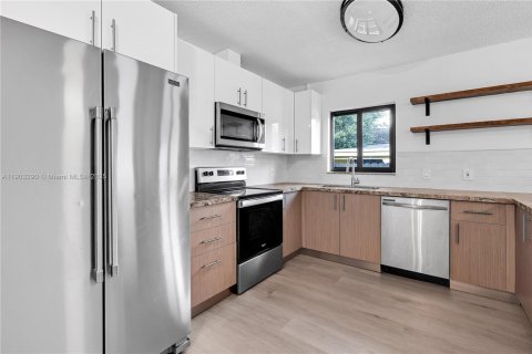 Immobilier commercial à vendre à Miami, Floride: 263.19 m2 № 1954462 - photo 4