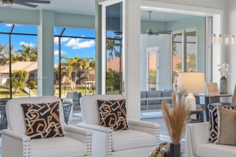 House in Cape Coral, Florida 4 bedrooms, 317.91 sq.m. № 1845778 - photo 8