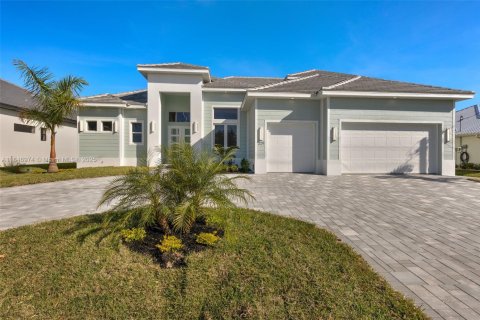 House in Cape Coral, Florida 4 bedrooms, 317.91 sq.m. № 1845778 - photo 2