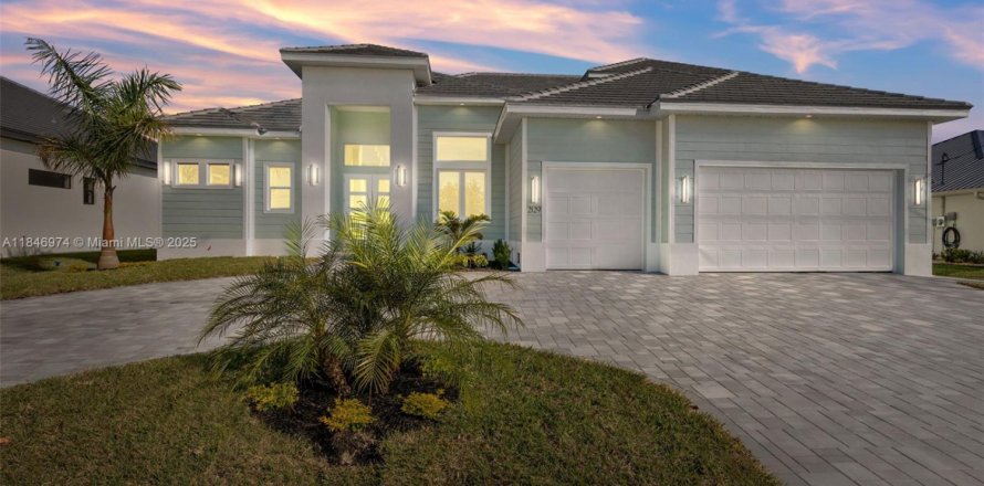 House in Cape Coral, Florida 4 bedrooms, 317.91 sq.m. № 1845778