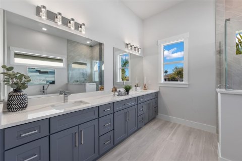 House in Cape Coral, Florida 4 bedrooms, 317.91 sq.m. № 1845778 - photo 21