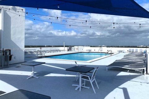 Condo in Hollywood, Florida, 2 bedrooms  № 2081285 - photo 17